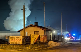 Pożar tartaku w Piotrkowie Trybunalskim. Płonie zakład przy ul. Roosevelta świadkowie mówią o wybuchach