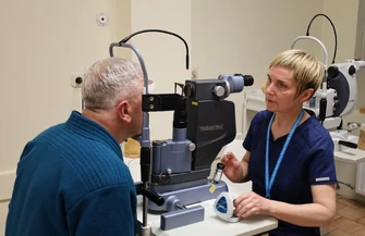 Jaskra nie boli ale może odebrać wzrok. W Piotrkowie skutecznie leczą i operują pacjentów