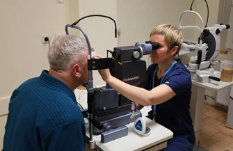 Jaskra nie boli ale może odebrać wzrok. W Piotrkowie skutecznie leczą i operują pacjentów