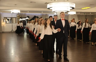 Studniówka ZSP nr 2 w Piotrkowie Trybunalskim Pioma w Arboretum w Studziankach