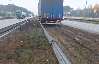 Ciężarówka uderzyła w bariery na S8. Utrudnienia w rejonie Wolborza