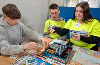 Monopoly które uczy ekonomii. III edycja turnieju w ZSP nr 5 w Piotrkowie Trybunalskim