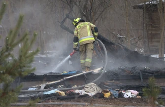 Pożar domków letniskowych w Sulejowie. Jeden się zawalił