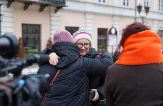 Międzynarodowy Dzień Przytulania w Piotrkowie Trybunalskim. Akcja fundacji To jest to i uczniów ZSP nr 6