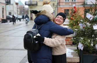 Międzynarodowy Dzień Przytulania w Piotrkowie Trybunalskim. Akcja fundacji To jest to i uczniów ZSP nr 6
