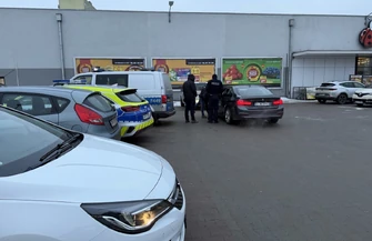 Uciekła z policyjnej kontroli w aucie miała dwoje dzieci. Około 30-letnia kobieta była pijana