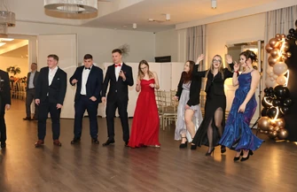 Sukienki garnitury... i mundury Studniówka Zespołu Szkół CKZ w Bujnach