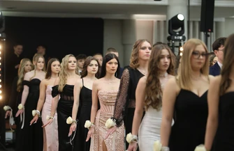 Przepiękny polonez i dużo zabawy na parkiecie. Studniówka IV LO