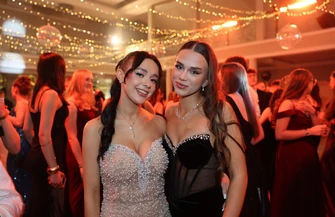 Przepiękny polonez i dużo zabawy na parkiecie. Studniówka IV LO