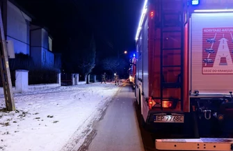Pożar domu przy Kostromskiej. Jedna osoba zatruła się dymem
