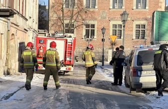Bezdomni w Piotrkowie Trybunalskim nocują na dworcach i w pustostanach. Jeden z mężczyzn chodził w klapkach przy mrozie