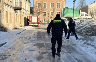 Bezdomni w Piotrkowie Trybunalskim nocują na dworcach i w pustostanach. Jeden z mężczyzn chodził w klapkach przy mrozie