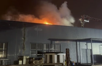 Groźny pożar hurtowni przy Dmowskiego. Straty będą ogromne ZDJĘCIA