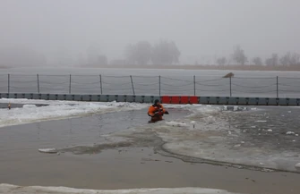 Strażacy ćwiczyli ratownictwo lodowe na Bugaju. To jedne z najtrudniejszych akcji