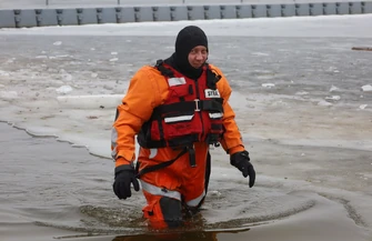 Strażacy ćwiczyli ratownictwo lodowe na Bugaju. To jedne z najtrudniejszych akcji