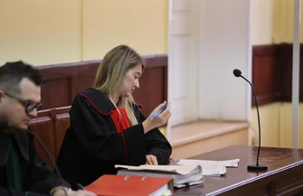 Kolejna rozprawa Sebastiana M. przed Sądem Rejonowym w Piotrkowie Dziecko miało nogi położone na kolanach osoby dorosłej z tyłu