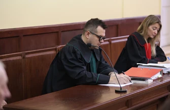Kolejna rozprawa Sebastiana M. przed Sądem Rejonowym w Piotrkowie Dziecko miało nogi położone na kolanach osoby dorosłej z tyłu