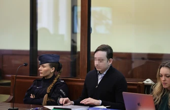 Kolejna rozprawa Sebastiana M. przed Sądem Rejonowym w Piotrkowie Dziecko miało nogi położone na kolanach osoby dorosłej z tyłu