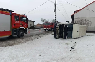 Bez prawa jazdy i z prawie 1,5 promila! Kolizja, a dostawczy Volkswagen na boku