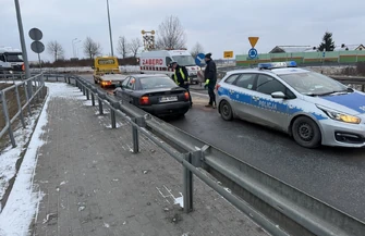 Kompletnie pijany Ukrainiec bez prawa jazdy rozbił audi na węźle Piotrków Trybunalski Północ