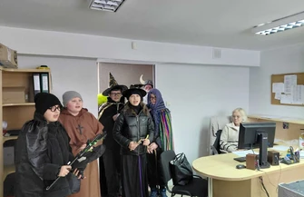 Ostatkowa tradycja podtrzymana wizyta przebierańców w Urzędzie Gminy w Moszczenicy