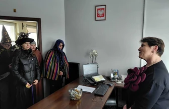 Ostatkowa tradycja podtrzymana wizyta przebierańców w Urzędzie Gminy w Moszczenicy