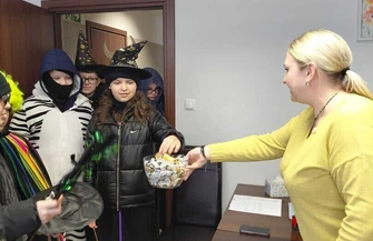 Ostatkowa tradycja podtrzymana wizyta przebierańców w Urzędzie Gminy w Moszczenicy