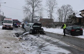 Trzy auta rozbite w Bujnach. Kilka osób poszkodowanych droga zablokowana