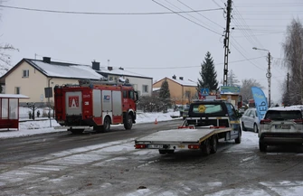 Trzy auta rozbite w Bujnach. Kilka osób poszkodowanych droga zablokowana