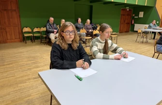 Dyktando o Pióro Wójta w Moszczenicy. Ortograficzne zmagania młodszych i starszych