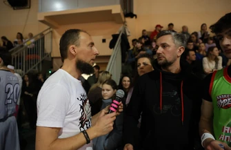 Tego jeszcze nie grali Koszykówka w ciemnościach przyciągnęła tłumy