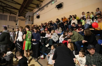 Tego jeszcze nie grali Koszykówka w ciemnościach przyciągnęła tłumy