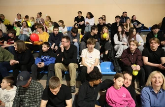 Tego jeszcze nie grali Koszykówka w ciemnościach przyciągnęła tłumy