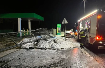 Mazda dachowała tuż przy stacji paliw w Wolborzu. Kierowca uciekł