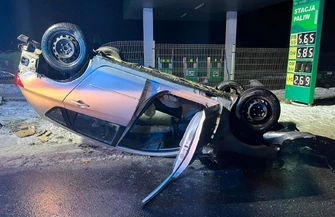 Mazda dachowała tuż przy stacji paliw w Wolborzu. Kierowca uciekł