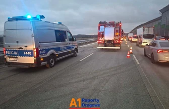 Elektryczna Kia EV6 uderzyła w bariery na A1. Zablokowane dwa pasy w kierunku Katowic