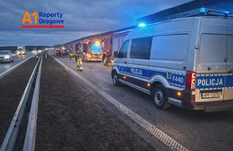 Elektryczna Kia EV6 uderzyła w bariery na A1. Zablokowane dwa pasy w kierunku Katowic