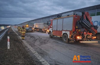 Elektryczna Kia EV6 uderzyła w bariery na A1. Zablokowane dwa pasy w kierunku Katowic