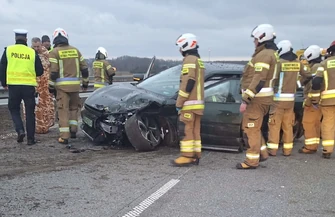 Elektryczna Kia roztrzaskana na A1 pod Piotrkowem