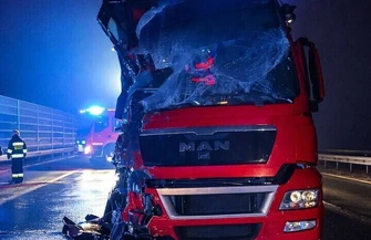 TIR nie wyhamował i uderzył w strażaków. Znów groźnie na A1