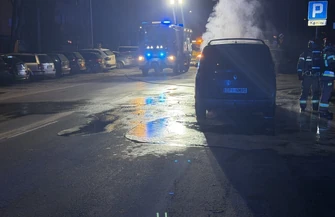 Pożar samochodu na Kostromskiej. Ulica była zablokowana autobusy jeździły objazdami