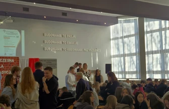 Budują z cegły. Łączą słowem. Budowlanka pokazuje że język też jest fundamentem