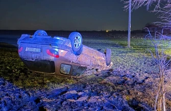 Peugeot dachował w Tychowie. Kierowca zniknął przed przyjazdem służb