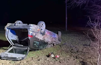 Peugeot dachował w Tychowie. Kierowca zniknął przed przyjazdem służb