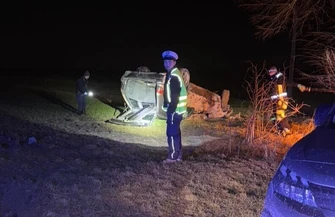 Peugeot dachował w Tychowie. Kierowca zniknął przed przyjazdem służb