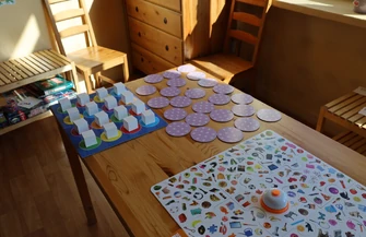 Dni Otwarte w Szkole Podstawowej nr 3 w Piotrkowie Trybunalskim ekologiczny pokaz mody i fascynujące eksperymenty przyrodnicze przyciągnęły przyszłych uczniów i ich rodziców