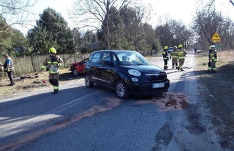 Kawęczyn zderzenie Fiata z Renault na skrzyżowaniu. Trzy osoby trafiły do szpitala