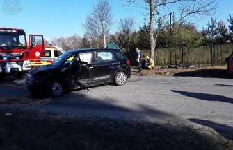 Kawęczyn zderzenie Fiata z Renault na skrzyżowaniu. Trzy osoby trafiły do szpitala