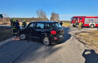Kawęczyn zderzenie Fiata z Renault na skrzyżowaniu. Trzy osoby trafiły do szpitala