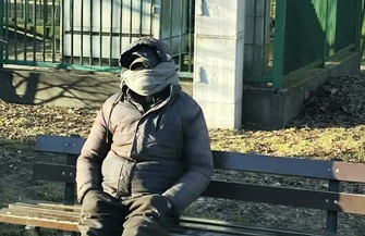 Miał onanizować się pod Biedronką i gonić z nożem. Zamaskowany mężczyzna zaczepia kobiety i dzieci w Piotrkowie